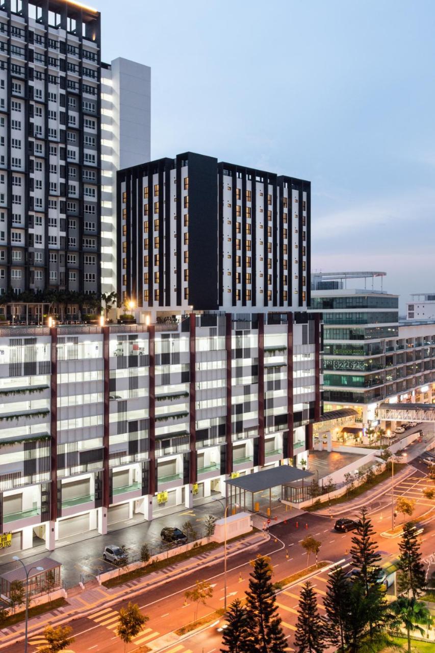 The Canvas Hotel Кланг Экстерьер фото